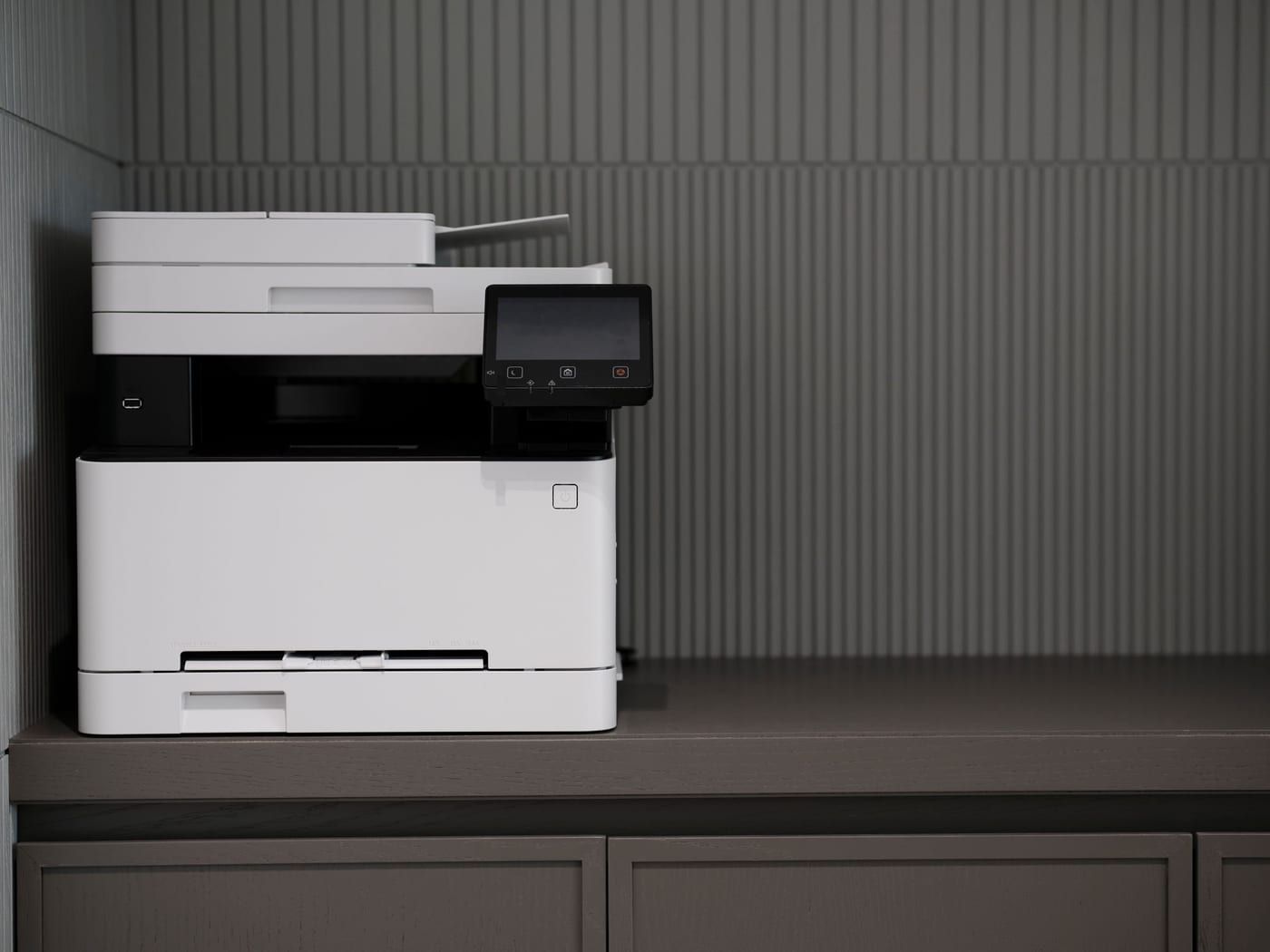 Multifunktionsdrucker in einem Büro auf einem Sideboard